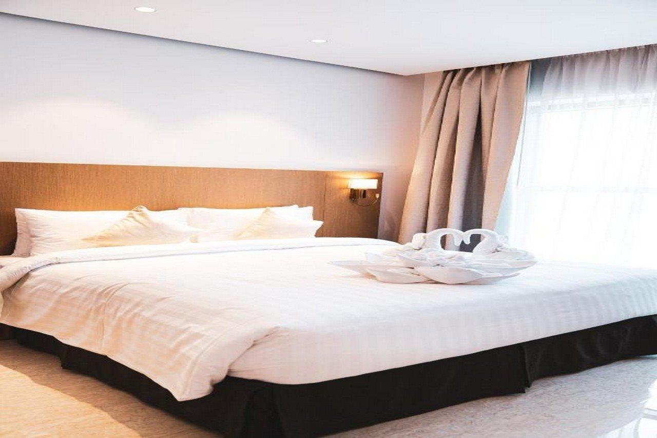 He Hotel Apartments Дубай Экстерьер фото A bed