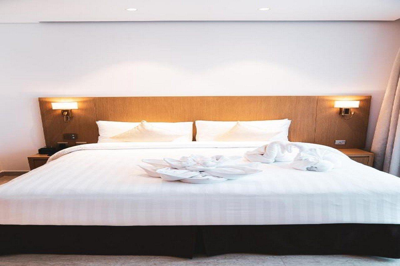 He Hotel Apartments Дубай Экстерьер фото A bed