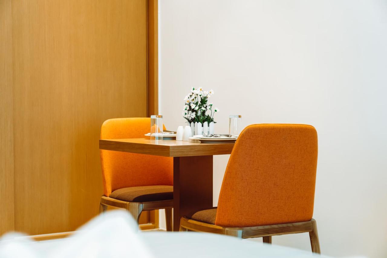 He Hotel Apartments Дубай Экстерьер фото A table and chairs